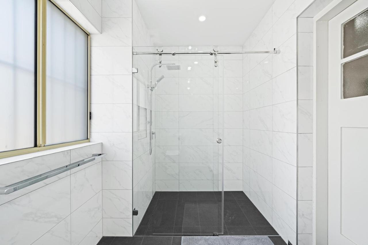 Burwood City Newly Renovated 2 Bed 2 Bath Free Private Parking Big Apt Сідней Екстер'єр фото